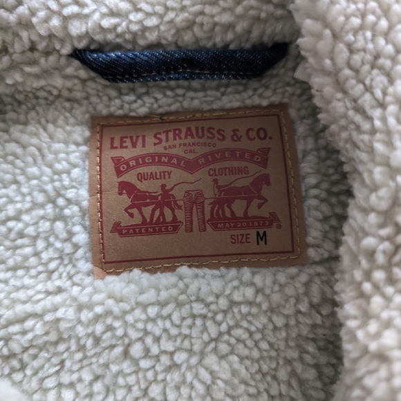 Woman's Levi's Jacket - Picture 2 of 2